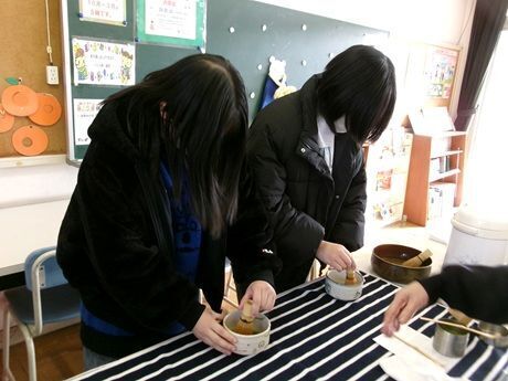 抹茶をたてている写真