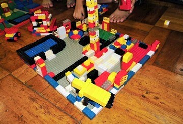 写真：レゴで遊ぶ様子