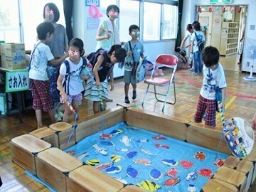 写真：夏まつり　紙で作った魚釣り