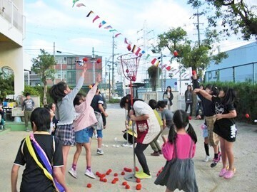 写真：おもしろ運動会　玉入れ