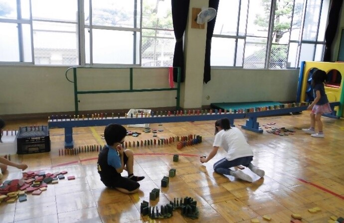 写真:ドミノを並べる子どもたち