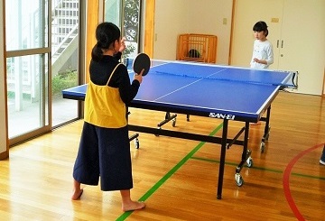 写真：卓球で遊ぶ様子