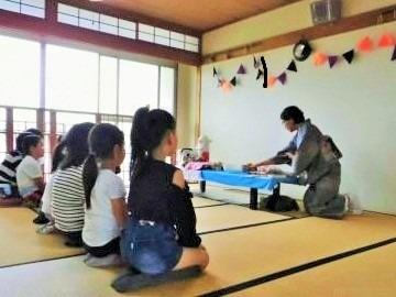 写真：茶道　正座する子どもたち