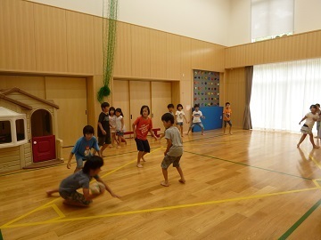 写真：遊戯室で遊ぶ様子