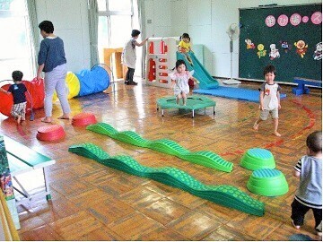 写真：遊戯室で遊ぶ子どもたち