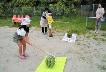 写真：夏の思い出　すいか割り