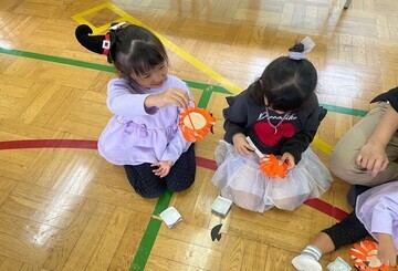 写真：ハロウィンでの工作の様子