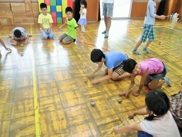 写真:皆でこま回し
