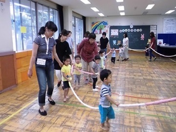 写真:楽しくスキップ