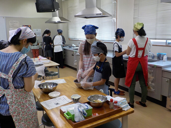 写真：夏休み親子料理教室の様子5