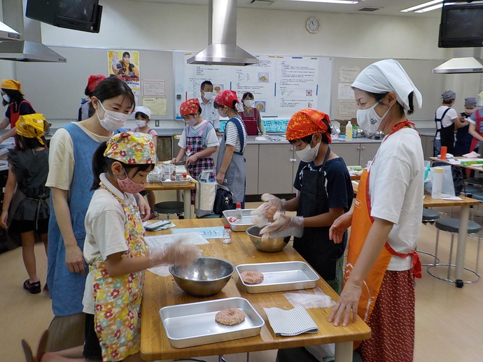 写真：夏休み親子料理教室の様子7