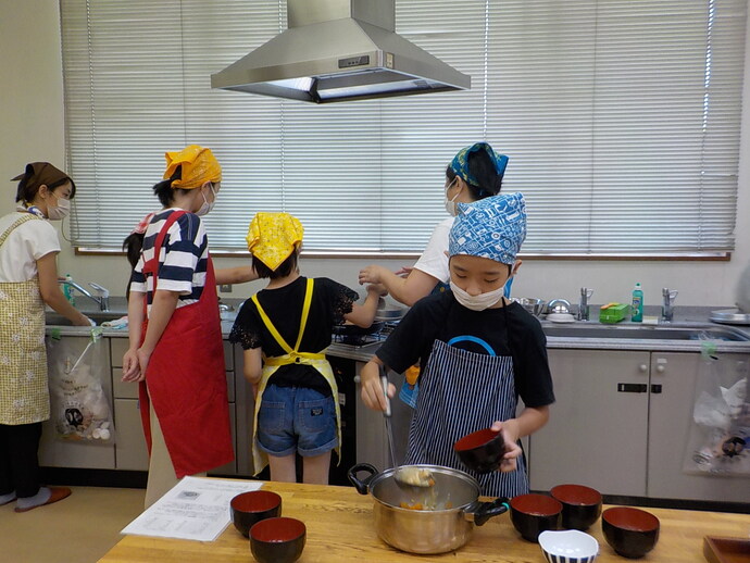 写真：夏休み親子料理教室の様子