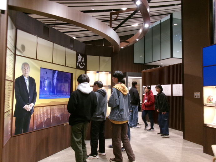 写真：芸術劇場見学1