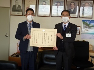 写真：優秀教員として表彰された青井先生と共に