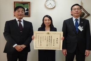 写真：優秀教員として表彰された笠原容子先生と共に