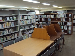 写真：図書室の内観