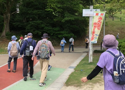 ウォーキングをする人々