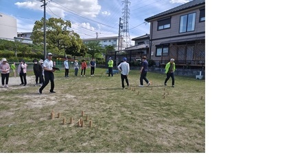 レクリエーションでモルックをしている様子