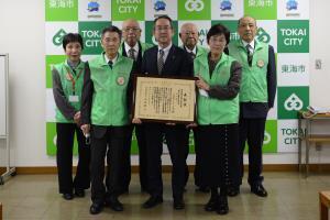 写真：厚生労働省老健局長優良賞(団体部門)を受賞し、令和3年12月6日に市長に報告した際の写真。