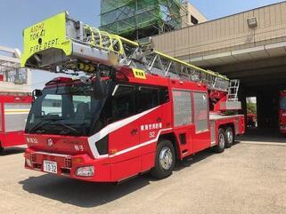 写真：大型梯子付消防自動車