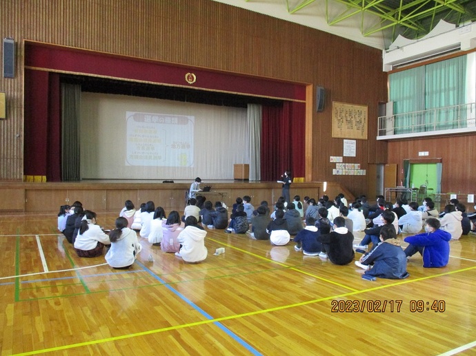 スライドショーにて講話の説明中