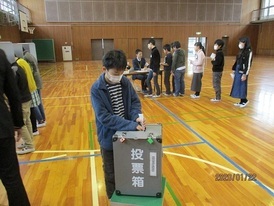 写真：模擬投票の様子3
