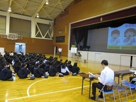 写真：講話を聞く様子3