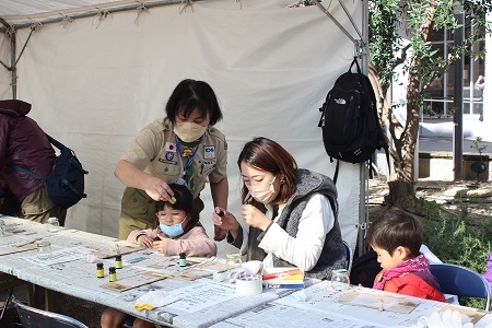 写真：アロマキャンドル作りの様子