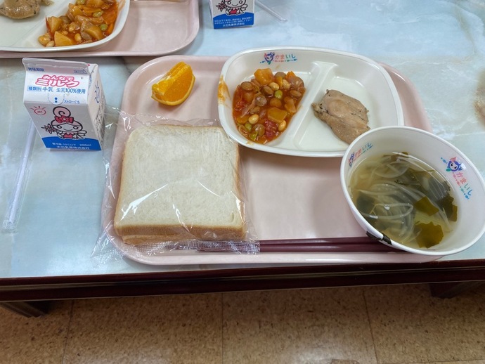 写真：平田小学校で給食をいただく