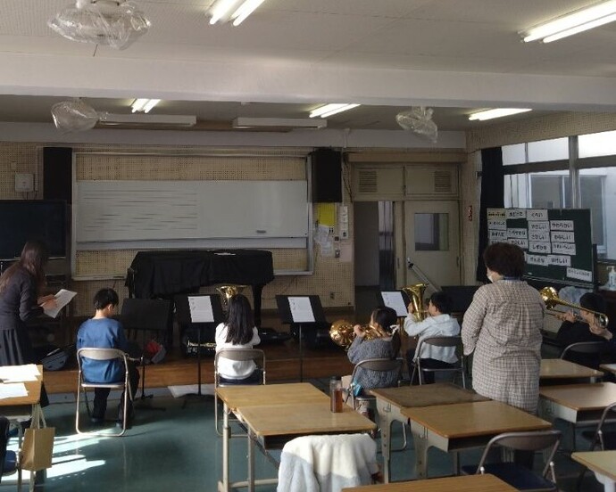 船島小学校子ども教室金管楽器教室の様子