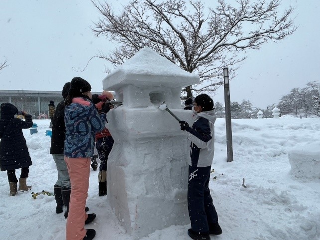 雪灯篭づくりの写真