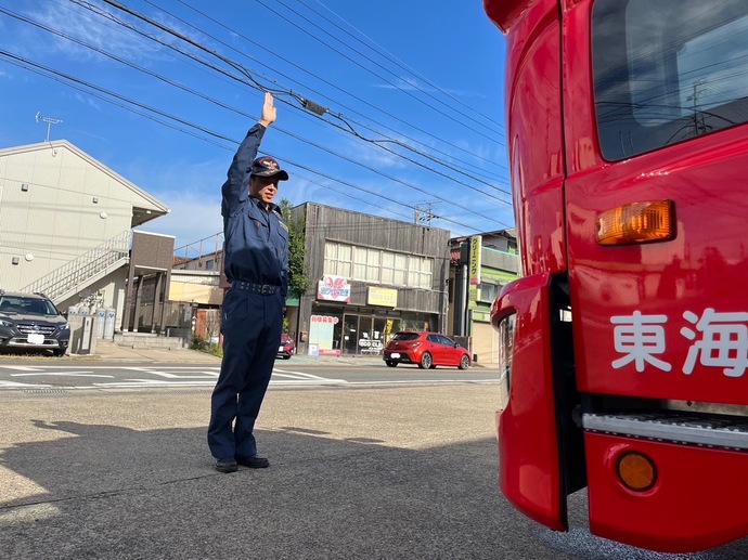 写真：消防車の照明点検している様子