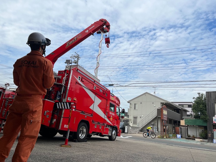 写真：救助工作車を点検している様子