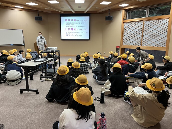 平洲小学校の皆さんが講話を聞いているところ