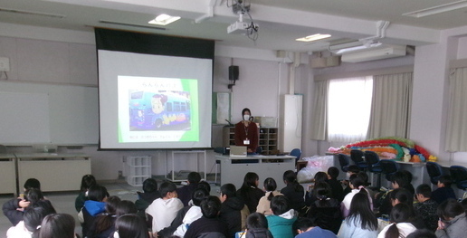 話を聞く船島小学校の皆さん