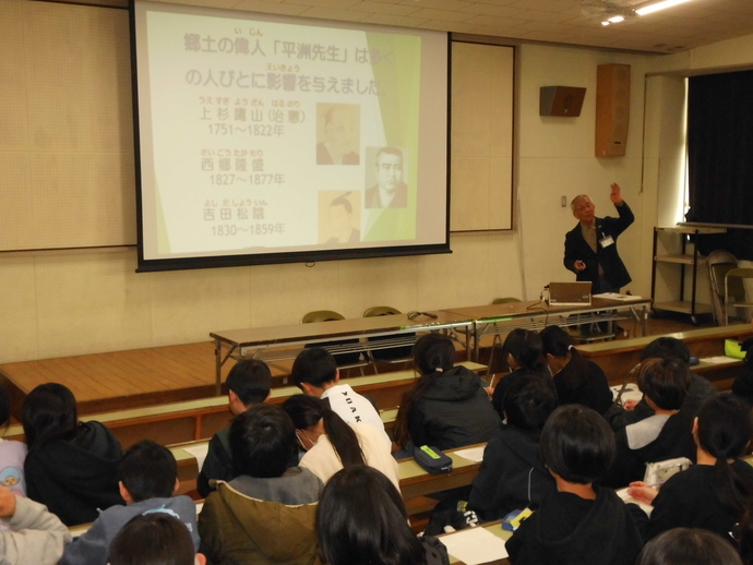 講座を聞く渡内小学校4年生のみなさん