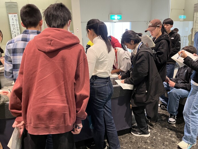 ウォークラリーを解く東海市・沖縄市交流団のみなさん