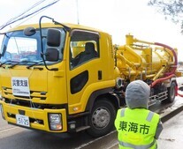 写真:災害支援車と職員