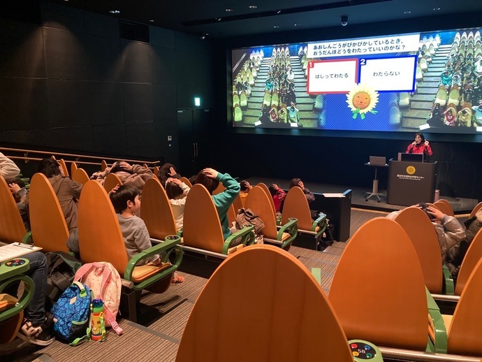 クイズ形式で楽しく交通安全を勉強(令和6年度実施時の写真)