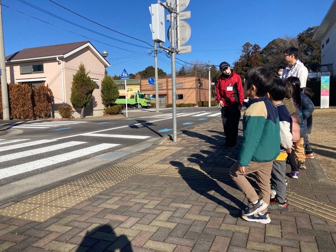 横断歩道の渡り方を勉強(令和6年度実施時の写真)