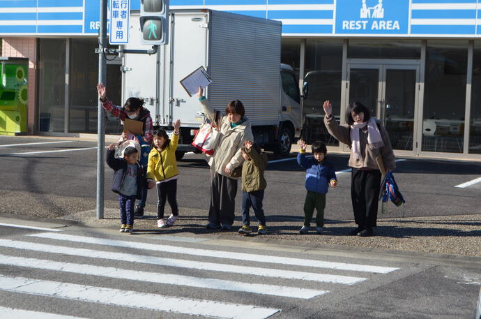 施設内に再現された町を探索しながら親子で交通安全について学ぶ(令和6年度実施時の写真)