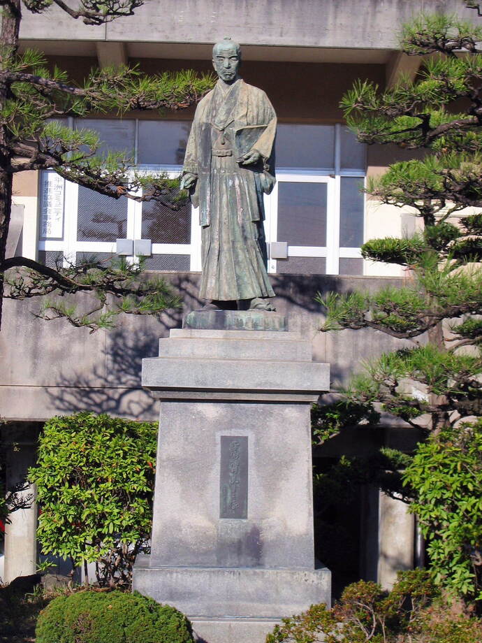 平洲小学校の平洲像