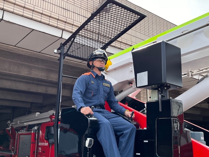 写真：はしご車操作中のサングラスの着用イメージ