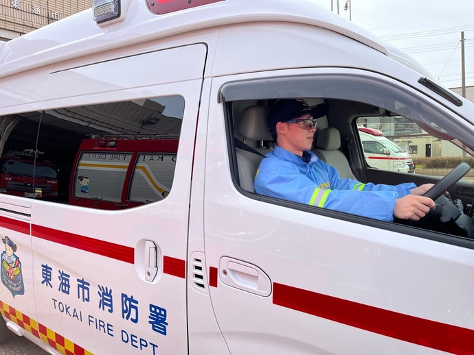 写真：救急車運転中のサングラスの着用イメージ
