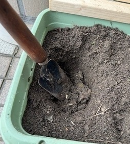 生ごみと土を混ぜる