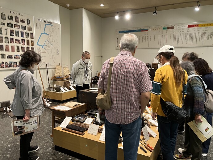 郷土資料館を見学している様子。