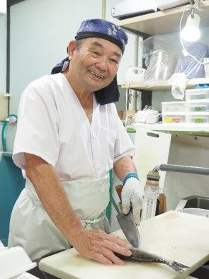 2024年度出品作品 大岩保賀良「笑顔の魚屋さん」