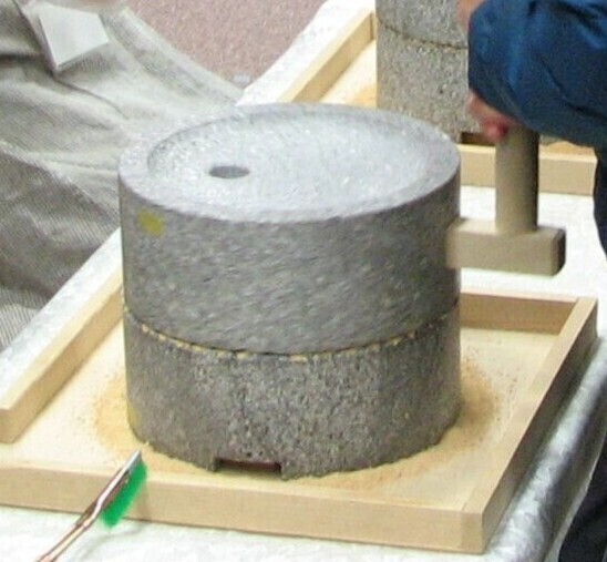 石臼の写真。挽いている様子。