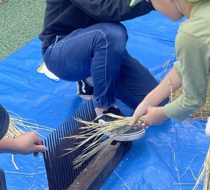 脱穀している様子(手元)