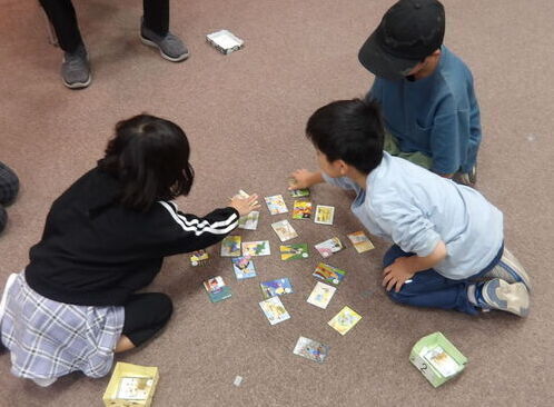 カルタ取りをしているところ